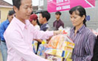 Cứu trợ hộ nghèo, người già neo đơn